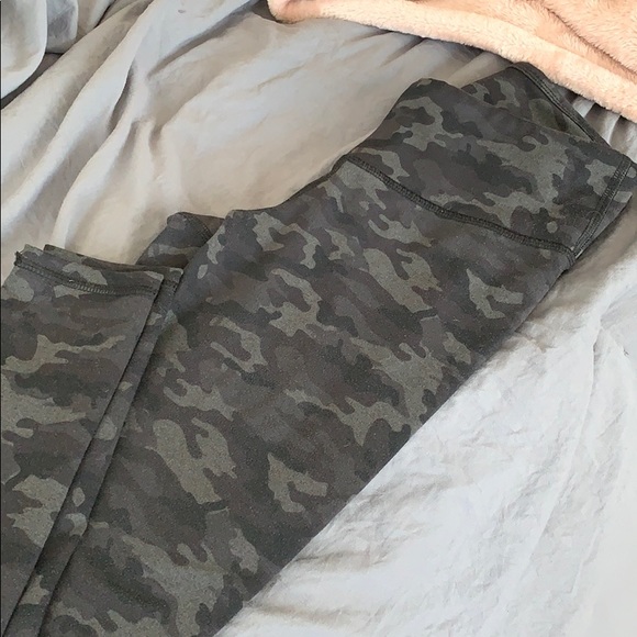 Fabletics camo legging - Picture 2 of 3